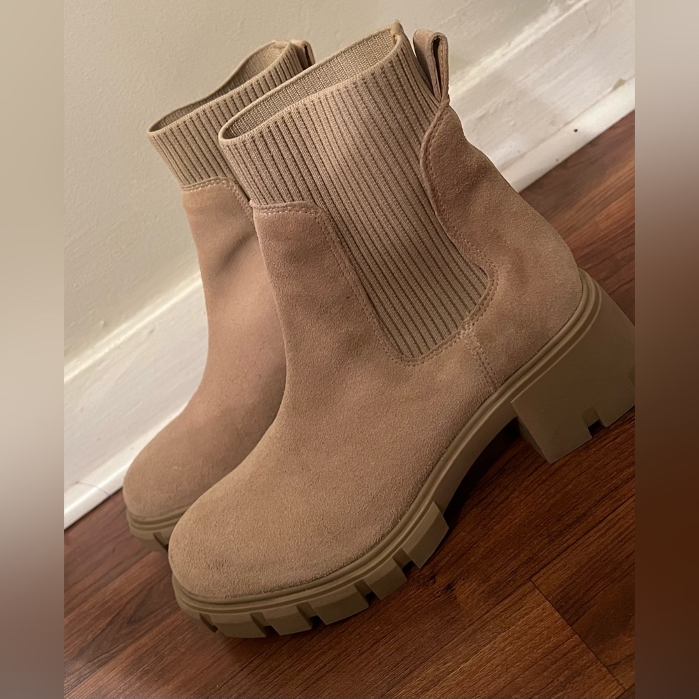 Selling Steve Madden Hayle Platform Chelsea Boots